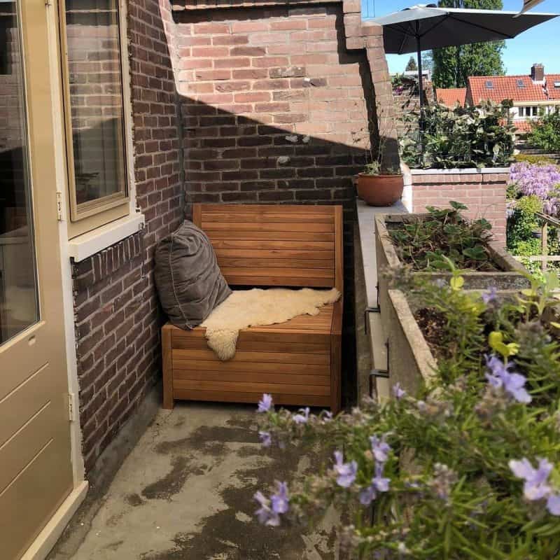 Balkonbankje van 85 cm breed op een voorjaarsbalkon in Betondorp, Amsterdam Oost, Watergraafsmeer