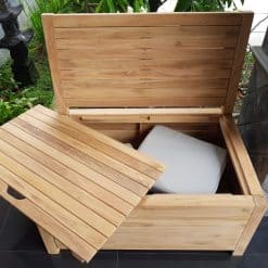 Banco en el balcón con mucho espacio de almacenamiento.