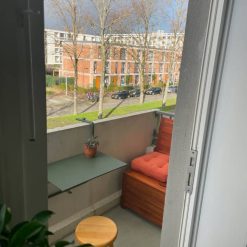 Balkonbank 85 cm breed - Met opbergruimte - Duurzaam Teakhout - Kleine tuinbank voor balkon, veranda of kleine tuin - 85 x 65 x 90 cm Balkonbank van 85 cm breed op een klein balkon. Behandeld met Rubio Monocoat Hybrid Wood Protector Royal