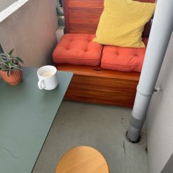 Balkonbank 85 cm breed - Met opbergruimte - Duurzaam Teakhout - Kleine tuinbank voor balkon, veranda of kleine tuin - 85 x 65 x 90 cm Balkonbank van 85 cm breed op een smal balkon. Behandeld met Rubio Monocoat Hybrid Wood Protector Royal