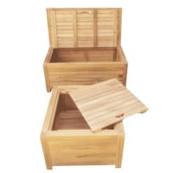 Der hölzerne Balkonhocker bietet genügend Stauraum für allerlei Balkonkram