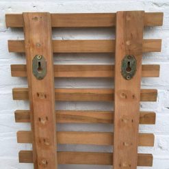 Hoe hang je een plantenklimrek op aan je muur? Aan de achterkant van de plantenklimrek vind je twee gaten