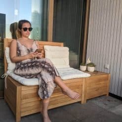 Teakhouten balkon loungeset. Het Balkonbankje in combinatie met een balkonhocker van 60 x 60 x 40 cm