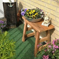 Leuk klein oud teakhouten krukje voor op het balkon