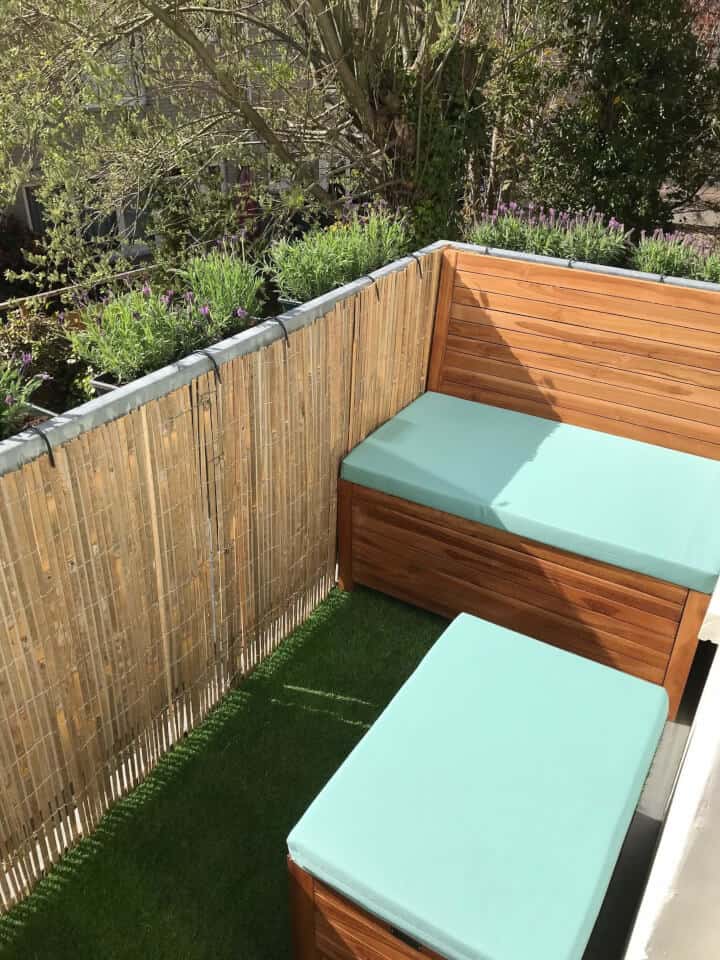 Klein balkon inrichten: 8 slimme en stijlvolle ideeën Balkon loungeset. Balkonbank met hocker. Azurblauwe kussens