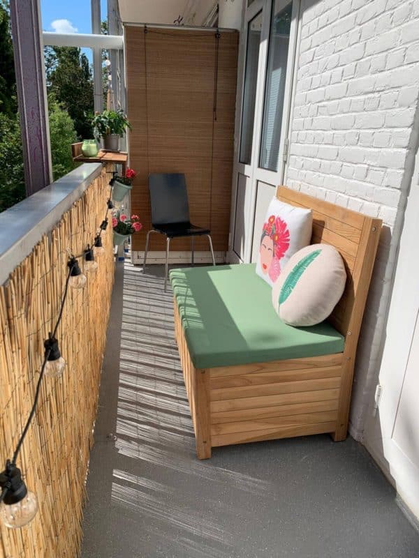 Balkonbank met opbergruimte en een Spring Green kussen. In combinatie met de Lumisky Solar Party lampjes