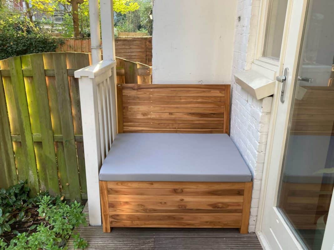 Balkon loungebank van 100 cm breed op een smal balkon in Amsterdam. Het kussen is in Ash Grey.