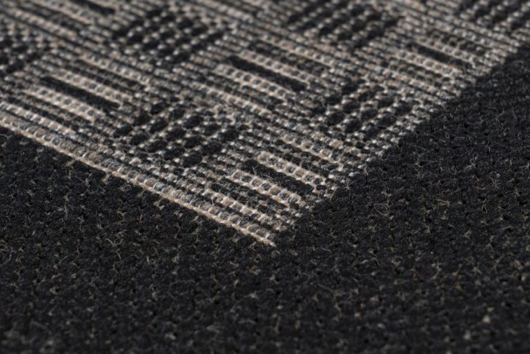 Taupefarbener Balkonteppich mit Schachbrettmuster. Harter Schlag!