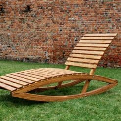 Houten schommelstoel voor balkon, tuin en dakterras. Afgebeeld in de tuin zonder kussen