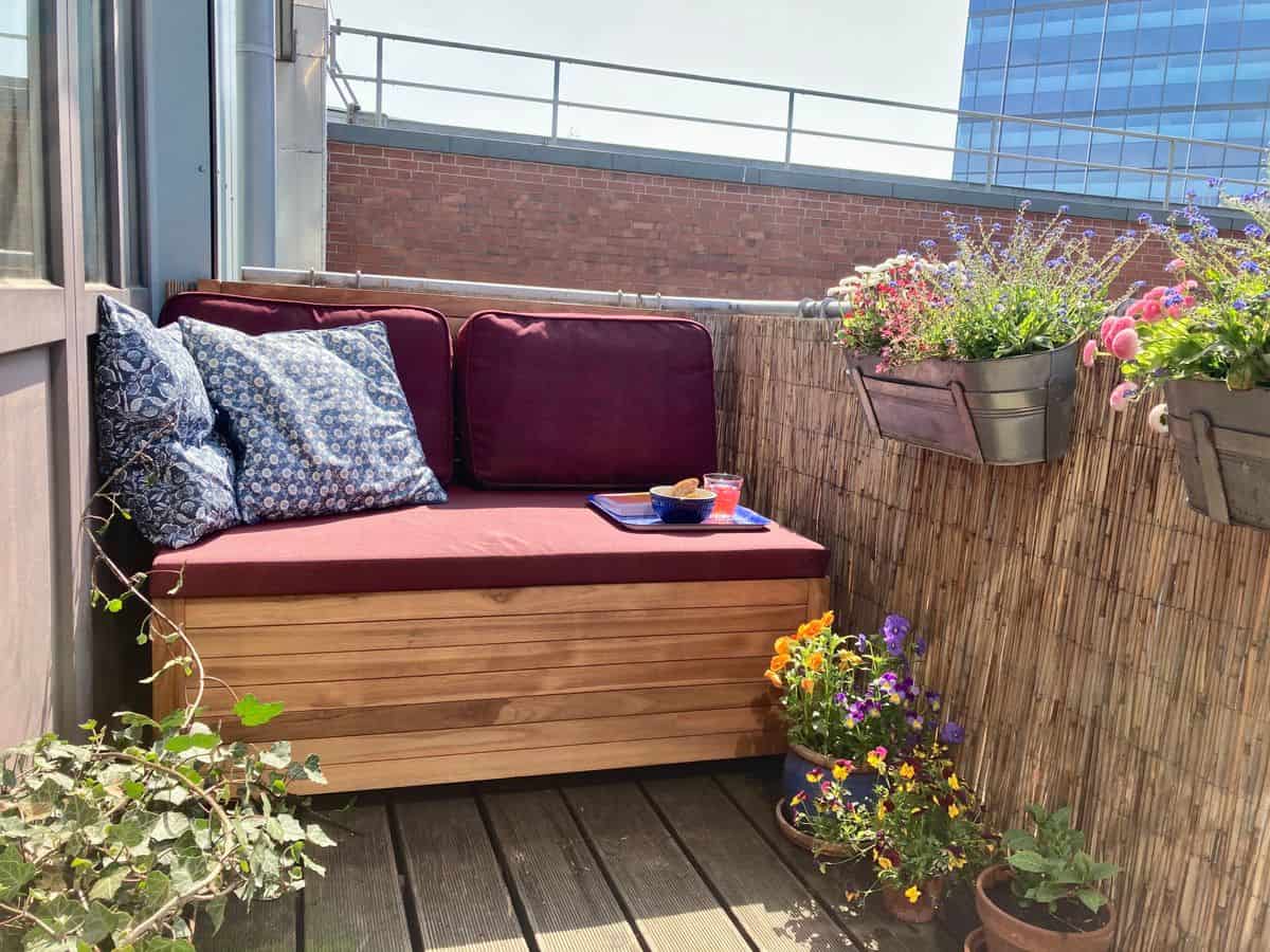 Klein balkon inrichten: 8 slimme en stijlvolle ideeën Met kleurrijke bloemen rondom je balkonbank haal je het voorjaar in huis!