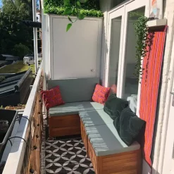 Balkonbank loungeset. Balkonbank met hocker. Superleuke balkon hoekbank voor een klein balkon. Sea green kussens.