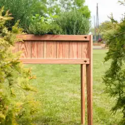 Macetero de cultivo elevado de madera de alerce con una anchura de 80 cm - close up