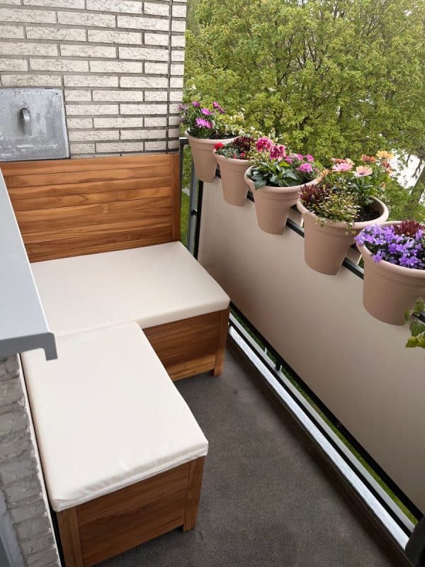 Houten Balkonmeubelen. Deze balkonbank met opbergruimte en balkonhocker met opbergruimte vormen samen de ideale hoekbank voor op een klein balkon
