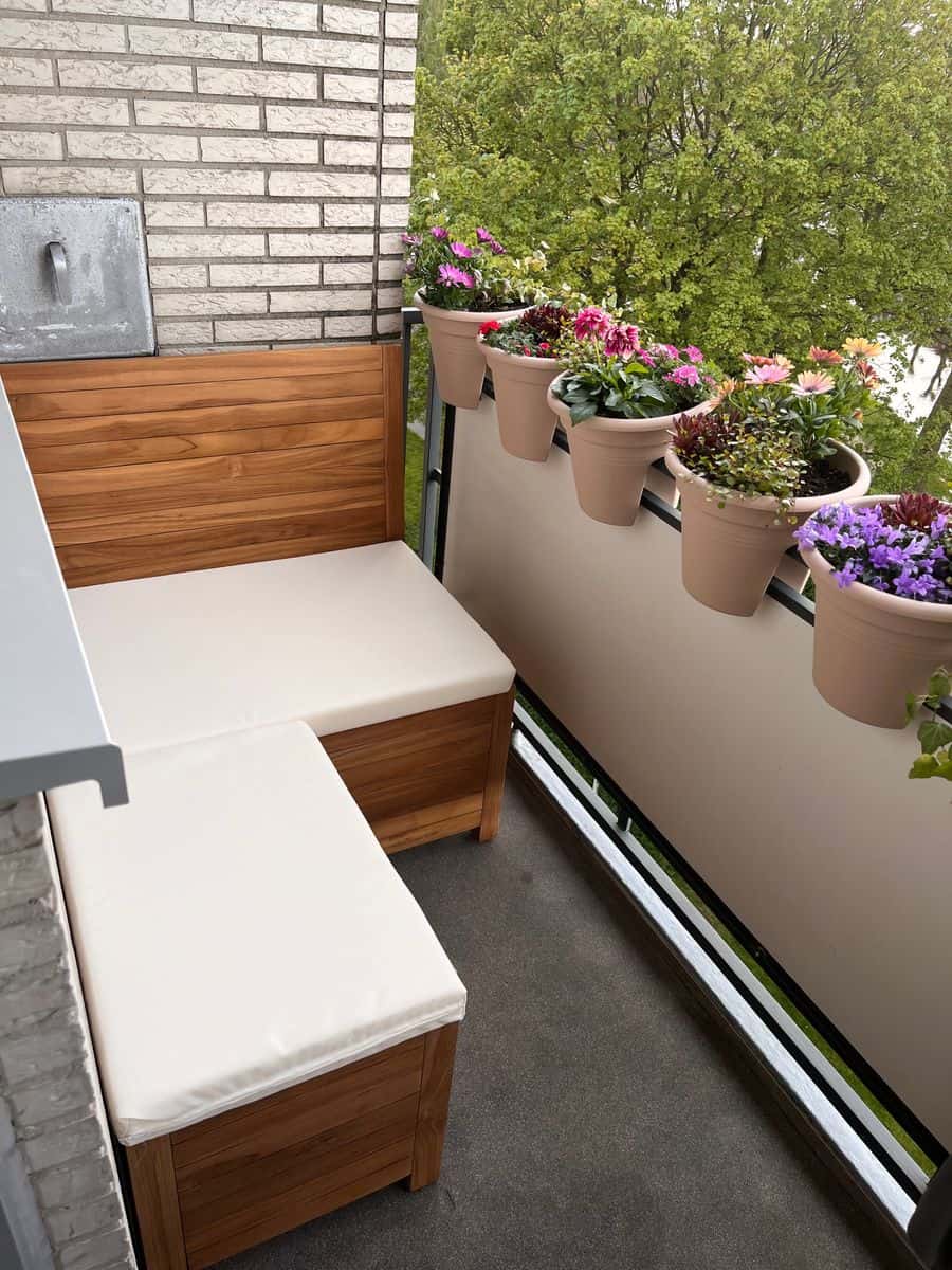 Klein balkon inrichten: 8 slimme en stijlvolle ideeën Houten Balkonmeubelen. Deze balkonbank met opbergruimte en balkonhocker met opbergruimte vormen samen de ideale hoekbank voor op een klein balkon