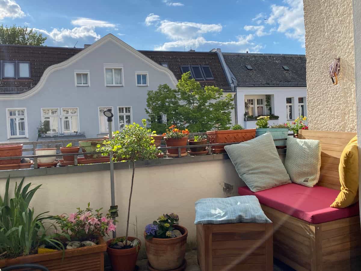 Klein balkon inrichten: 8 slimme en stijlvolle ideeën Heerlijk ingericht voorjaarsbalkon. Lekker veel balkonplantjes en een comfortabele balkonbank met voetenbank.