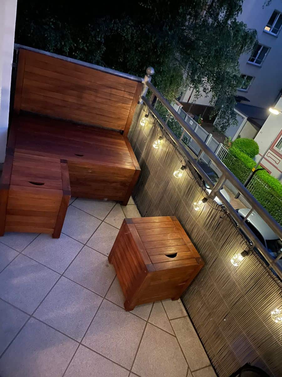 Klein balkon inrichten: 8 slimme en stijlvolle ideeën Creëer een gezellig en functioneel balkon met gebruik van een balkonbank en twee balkonhockers. Voeg een sfeervolle lichtslinger toe aan de balkonreling en verander een klein en smal balkon in een knusse plek!