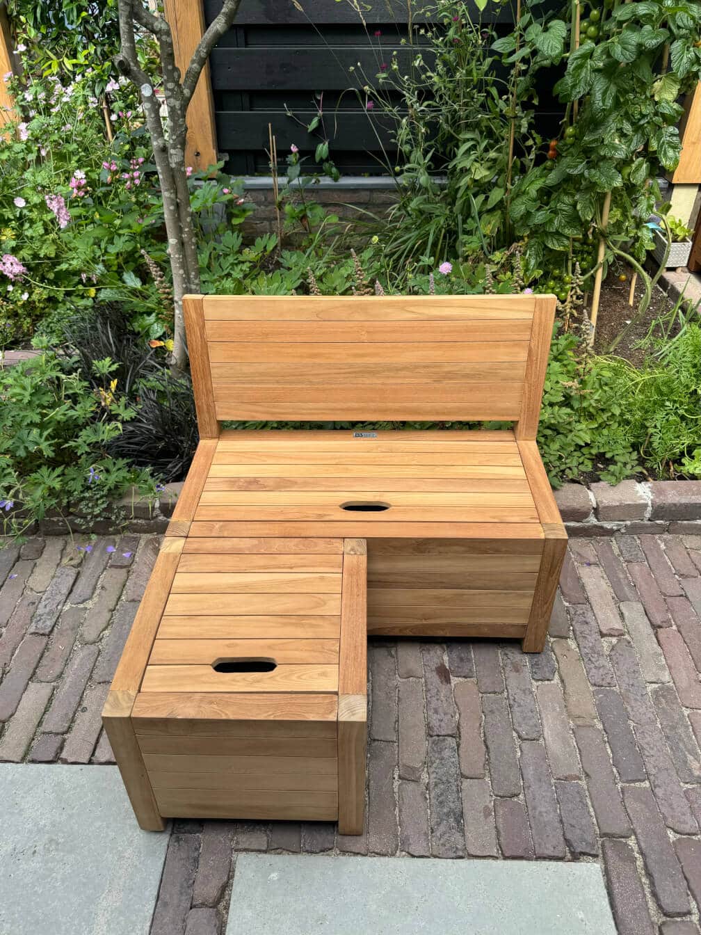 Ensemble de jardin en teck pour enfants - Avec espace de rangement - Banc de rangement avec repose-pieds - Fabriqué à la main à partir de teck massif de plantation certifié - Construction robuste et sûr Banc de rangement en teck pour enfants pour l'intérieur et l'extérieur. Avec repose-pieds. Ensemble de salon pour enfants en bois.