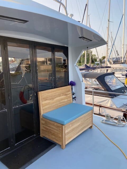 Klein balkon inrichten: 8 slimme en stijlvolle ideeën De balkonbank met opbergruimte kan ook als ruimtebesparende houten bank voor op een boot worden gebruikt. Ideale bootmeubel.