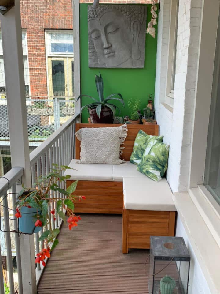 Klein balkon inrichten: 8 slimme en stijlvolle ideeën Combineer de balkonbank met een hocker en maak er een hoekbank voor balkon van
