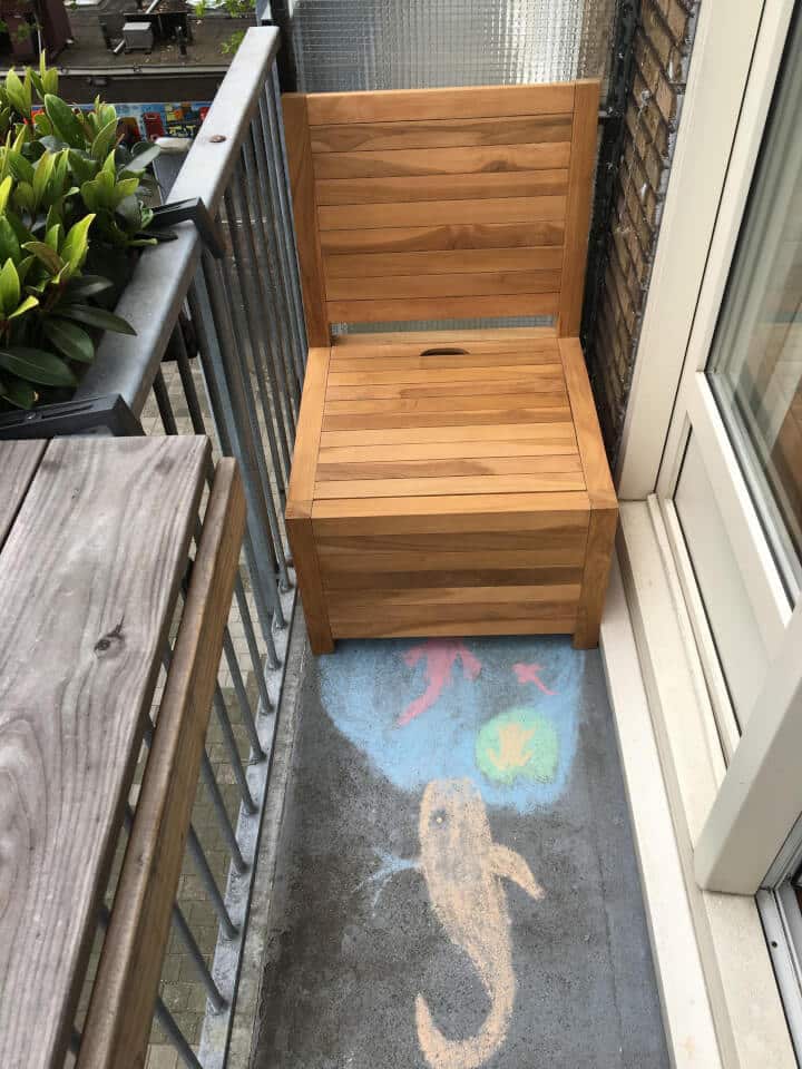 Klein balkon inrichten: 8 slimme en stijlvolle ideeën Deze balkonstoel met opbergruimte behoort tot een breed aanbod van ruimtebesparende balkonmeubels met opbergruimte