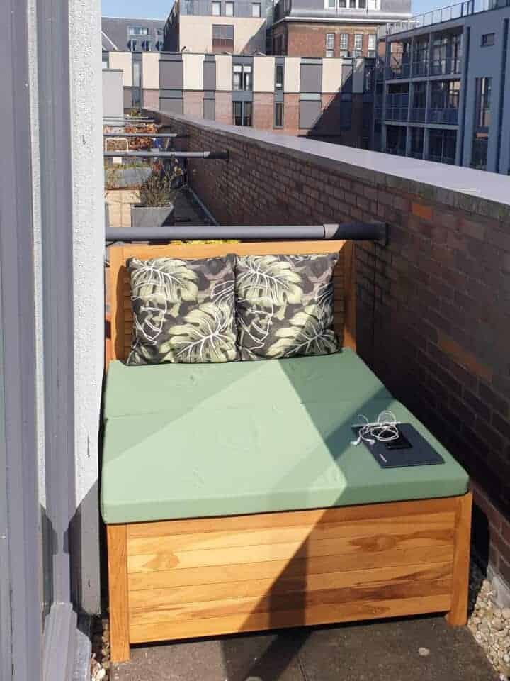 Klein balkon inrichten: 8 slimme en stijlvolle ideeën Handige balkonmeubels De balkonbank wordt hier gecombineerd met een balkon opbergkist en vormen samen een balkonbed
