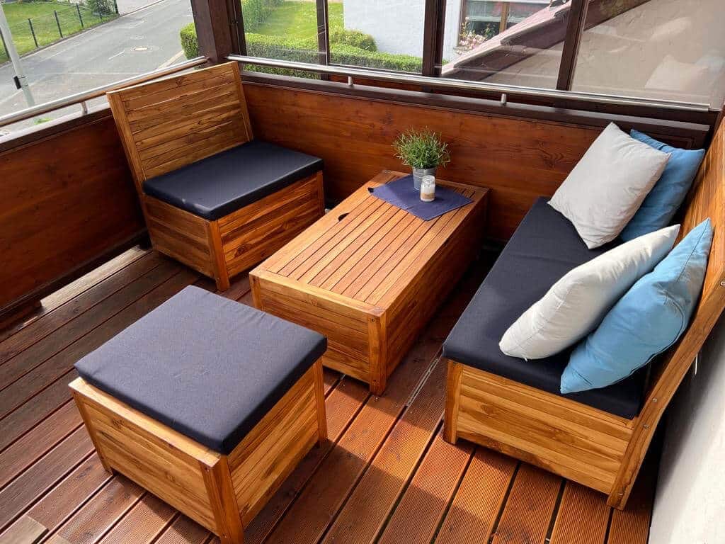 Klein balkon inrichten: 8 slimme en stijlvolle ideeën Klein balkon inrichten met ruimtebesparende balkonmeubels. Balkonbanken, balkon opbergkist en een hocker