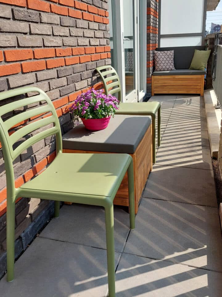 Klein balkon inrichten: 8 slimme en stijlvolle ideeën Lang en smal balkoninrichten met een balkonbank in de hoek en een hocker in het midden. Creëer verschillende zones