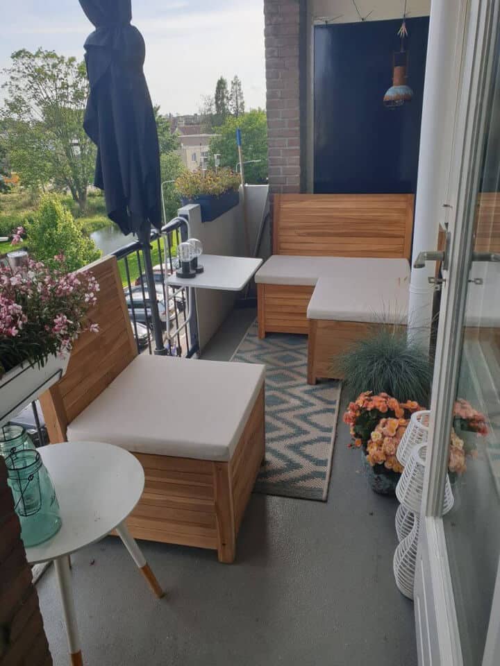 Klein balkon inrichten: 8 slimme en stijlvolle ideeën Ruimtebesparende balkonset voor een klein balkon. Hoekbank voor een klein balkon met een kleine balkonstoel