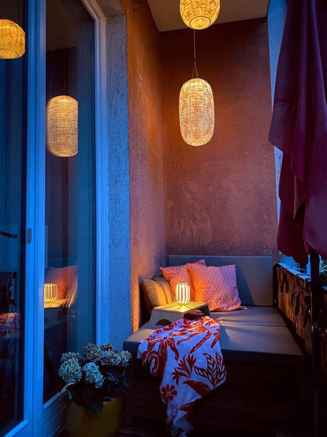 Klein balkon inrichten: 8 slimme en stijlvolle ideeën Sfeervol ingericht balkon. Balkon loungebank met gezellige lantaarnlampen