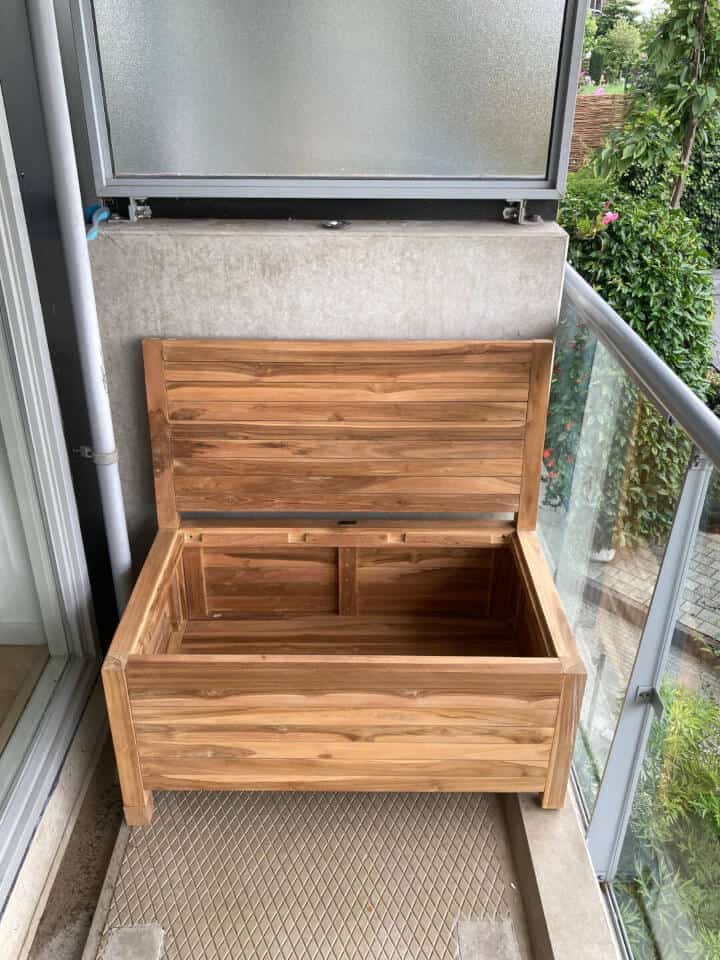Klein balkon inrichten: 8 slimme en stijlvolle ideeën Slim balkonmeubel in de vorm van een balkonbank met opbergruimte