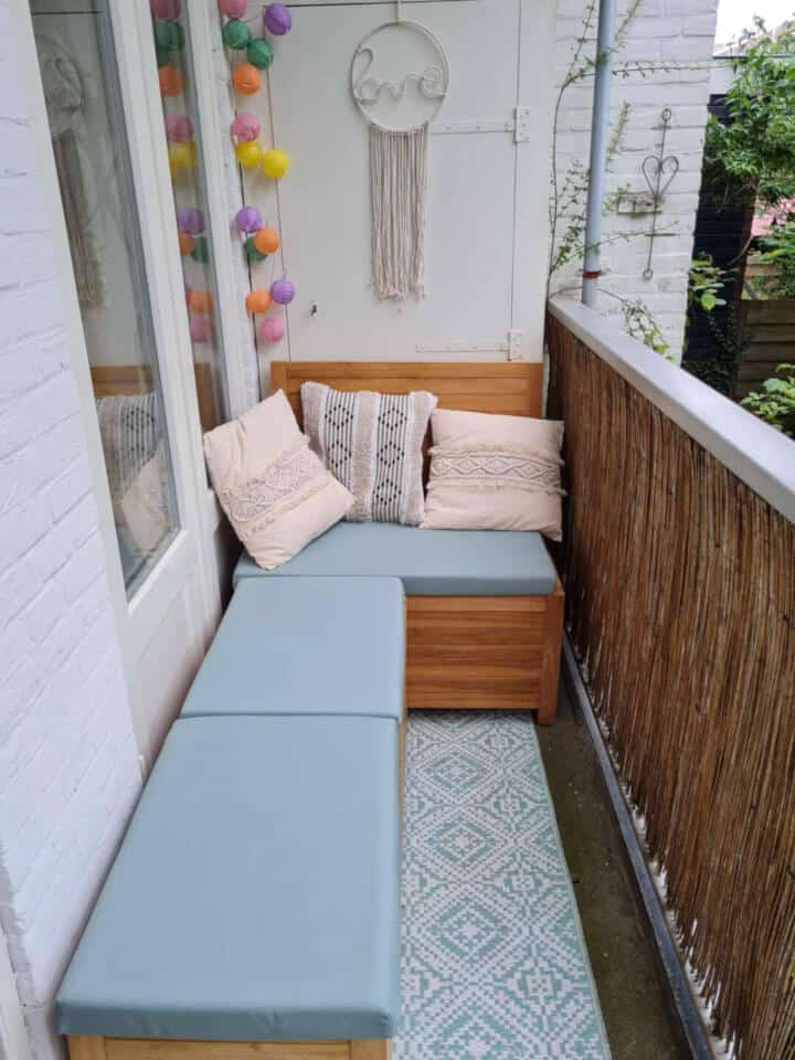 Klein balkon inrichten: 8 slimme en stijlvolle ideeën Slimme balkonmeubelen. Deze balkonbank wordt gecombineerd met 2 hockers en vormt zo samen een balkon hoekbank. Allen met opbergruimte. Zwaar genoeg om niet te verschuiven