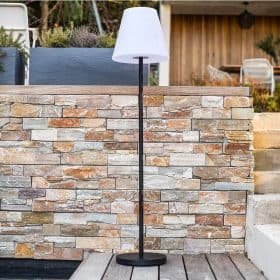 Standy Solar gulvlampe til udendørsbrug med LED-lys, genopladelig og dæmpbar, metalfod, varm hvid farve, højde 150 cm