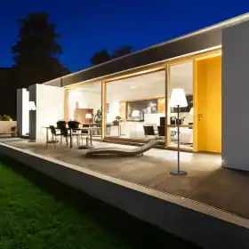 Standy Solar gulvlampe til udendørsbrug med LED-lys, genopladelig og dæmpbar, metalfod, varm hvid farve, højde 150 cm