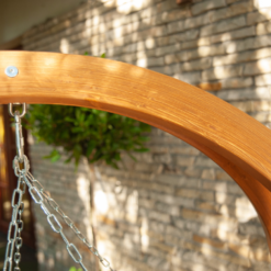 Gaya Lite - Houten Hangstoel met kussen - Kies uit drie stofkleuren - 103 (h) x 100 (b) x 82 (d) cm Gaya Lite - Houten Hangstoel - Close-up - Ophangketting