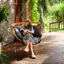 Gaya Lite - Houten Hangstoel met kussen - Kies uit drie stofkleuren - 103 (h) x 100 (b) x 82 (d) cm Gaya Lite - Houten Hangstoel - Graphite kussen - Kies uit drie kussen kleuren