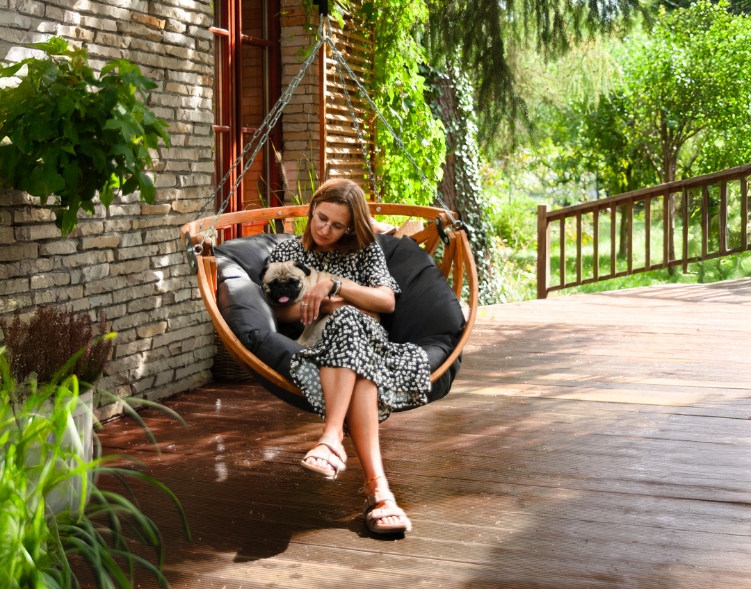 Gaya Lite - Houten Hangstoel met kussen - Kies uit drie stofkleuren - 103 (h) x 100 (b) x 82 (d) cm Gaya Lite - Houten Hangstoel - Graphite kussen - Kies uit drie kussen kleuren