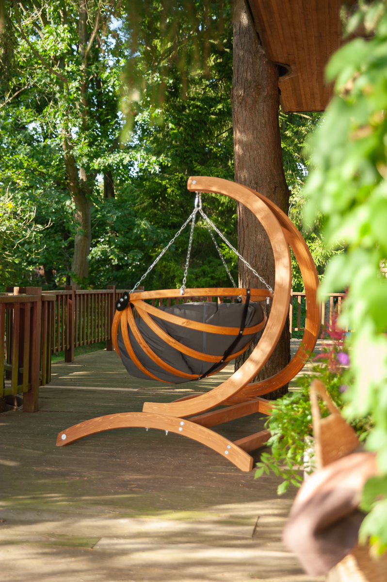 Gaya Lite - Houten Hangstoel met kussen - Kies uit drie stofkleuren - 103 (h) x 100 (b) x 82 (d) cm Gaya Lite - Houten hangstoel met graphite kussen - achterzijde