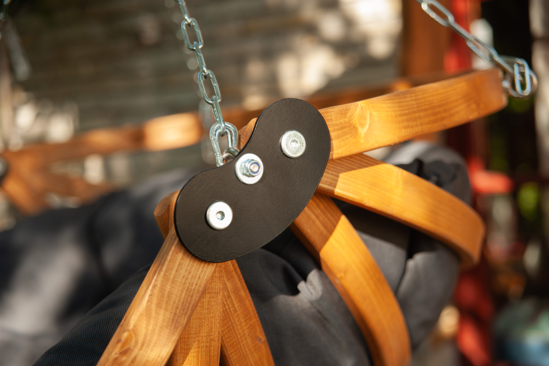 Gaya Lite - Houten Hangstoel met kussen - Kies uit drie stofkleuren - 103 (h) x 100 (b) x 82 (d) cm Gaya Lite - Houten hangstoel met graphite kussen - close-up