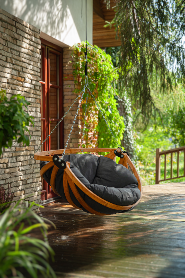 Gaya Lite - Houten Hangstoel met kussen - Kies uit drie stofkleuren - 103 (h) x 100 (b) x 82 (d) cm Gaya Lite - Houten hangstoel met graphite kussen - zijkant