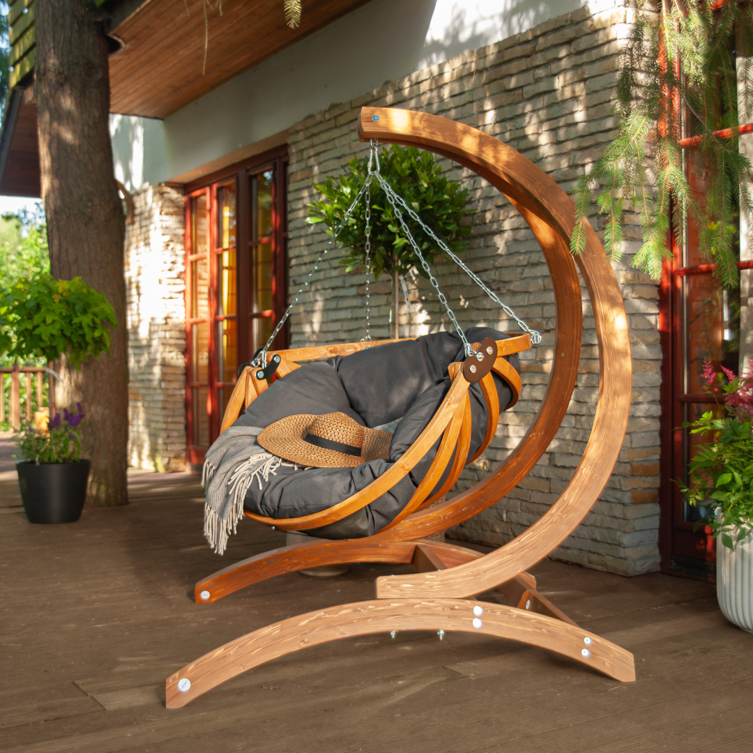 Gaya Lite - Houten Hangstoel met kussen - Kies uit drie stofkleuren - 103 (h) x 100 (b) x 82 (d) cm Gaya Lite - Houten hangstoel met graphite kussen - zijkant