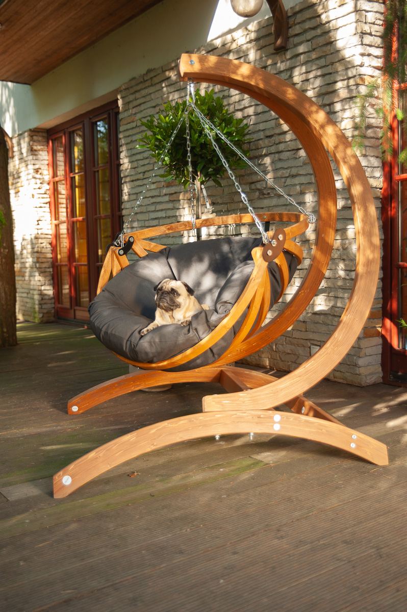 Gaya Lite - Houten Hangstoel met kussen - Kies uit drie stofkleuren - 103 (h) x 100 (b) x 82 (d) cm Gaya Lite - Houten hangstoel met graphite kussen