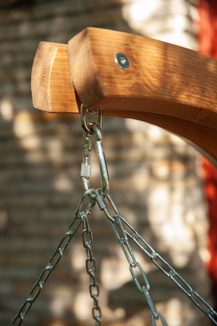 Gaya Lite - Houten Hangstoel met kussen - Kies uit drie stofkleuren - 103 (h) x 100 (b) x 82 (d) cm Gaya Lite - Houten hangstoel met inbegrepen ophangketting - close-up