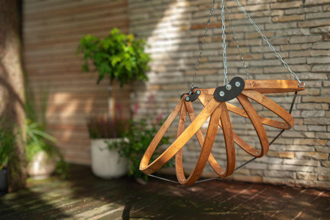 Gaya Lite - Houten Hangstoel met kussen - Kies uit drie stofkleuren - 103 (h) x 100 (b) x 82 (d) cm Gaya Lite - Houten hangstoel zonder kussen - zijkant