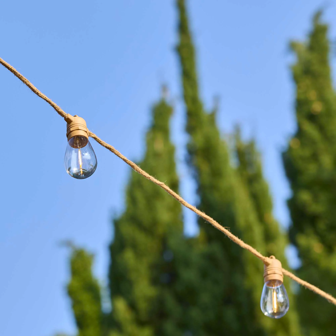 Lichtsnoer op zonne-energie Fantasy van Lumisky – 10 warm witte LED gloeilampen – 8m lang – 8u brandtijd – 8u oplaadtijd Lichtsnoer op zonne-energie Fantasy van Lumisky – 10 warm witte LED gloeilampen – 8m lang – 8u brandtijd – 8u oplaadtijd - foto bij daglicht